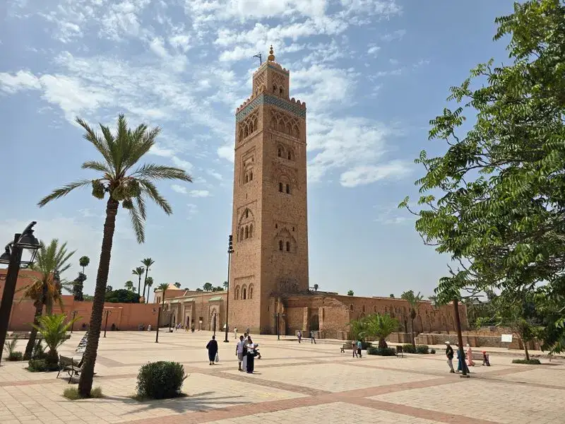 Día 1 · Llegada y Marrakech con guía · Ruta de 5 días desde Marrakech al Desierto